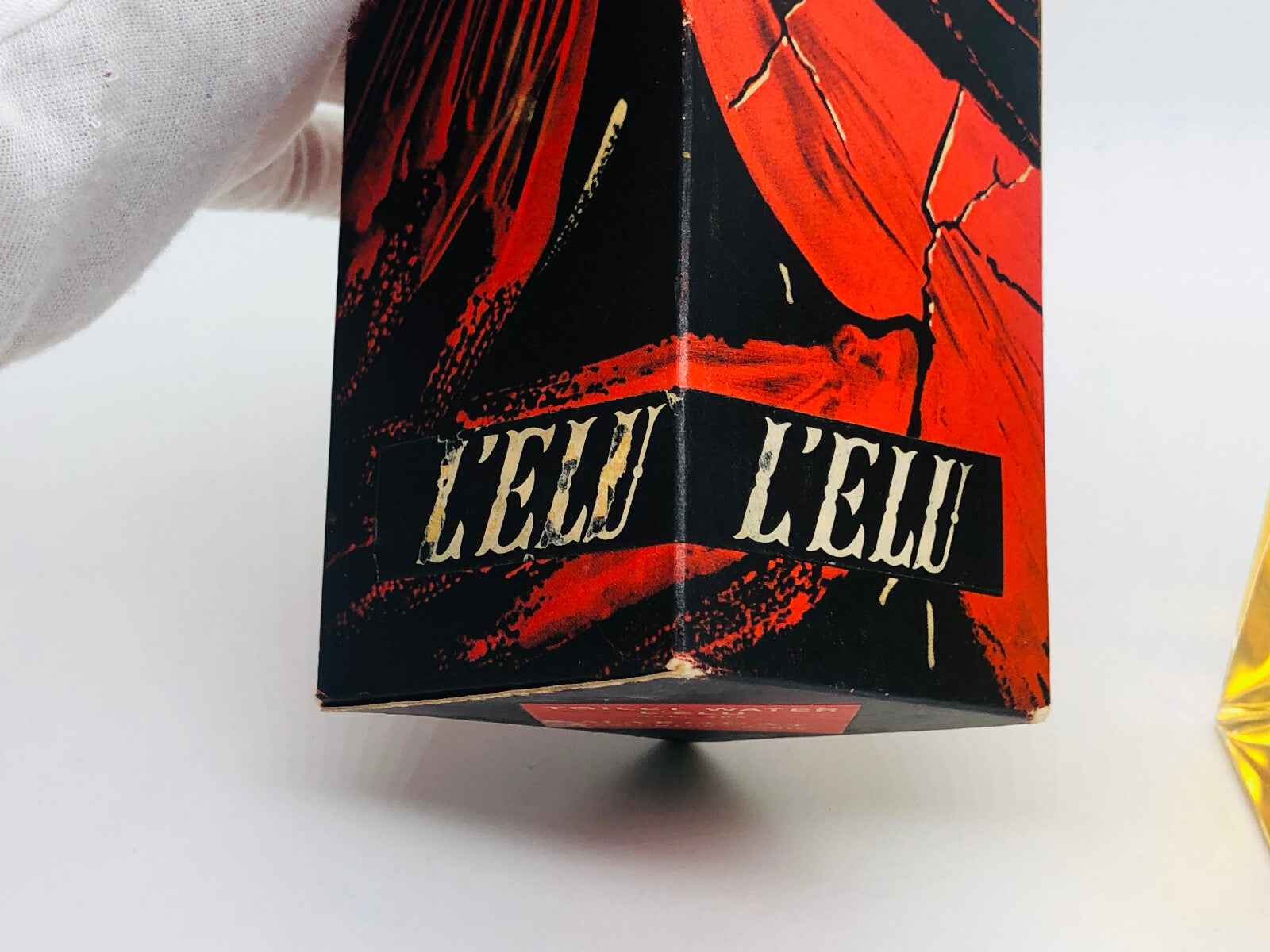 Scatola profumo Vintage Salvador Dali con design artistico in rosso e nero, evidenziando il marchio