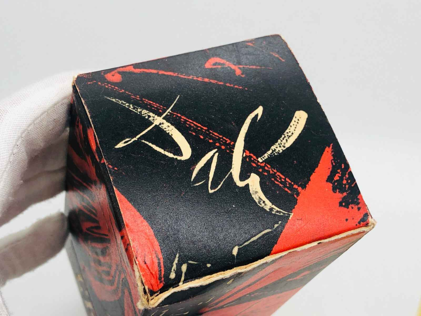Scatola di profumo vintage Salvador Dali con design artistico e firma elegante