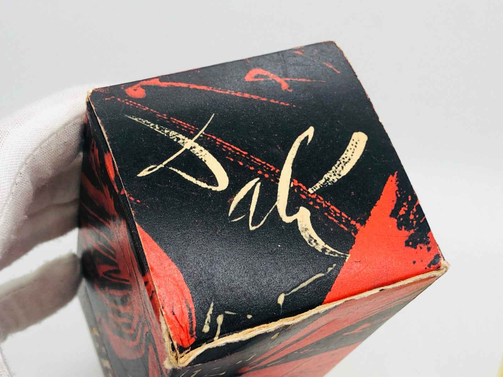 Scatola di profumo vintage Salvador Dali con design artistico e firma elegante
