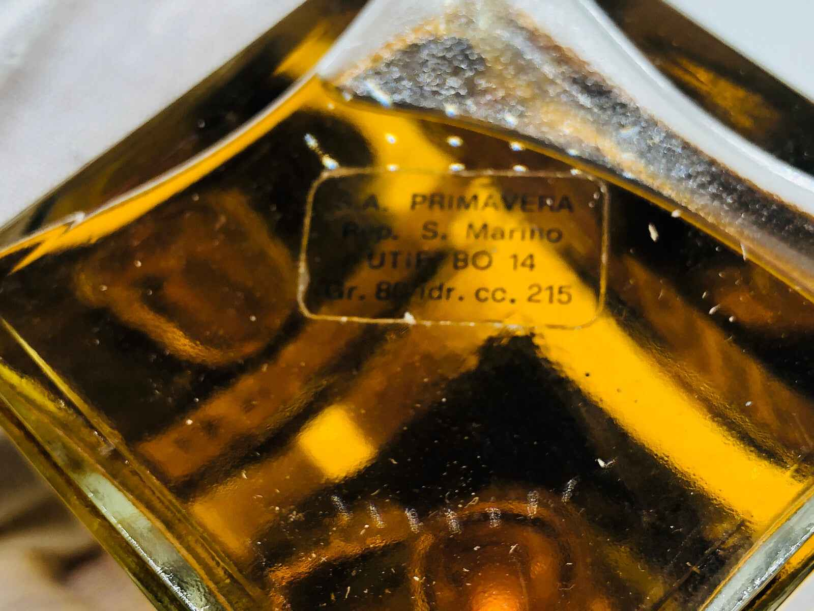 Profumo Vintage Salvador Dali nella bottiglia esagonale con etichetta elegantemente decorata