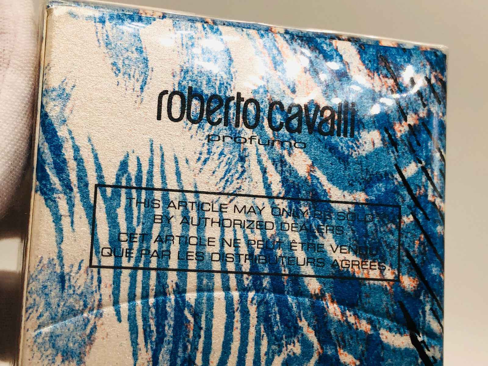 Scatola di profumo Roberto Cavalli Man con design astratto e colori vivaci