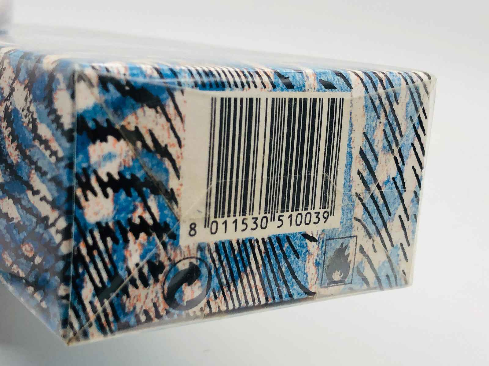 Scatola con design colorato di Roberto Cavalli Man, dettagli unici e codice a barre visibile