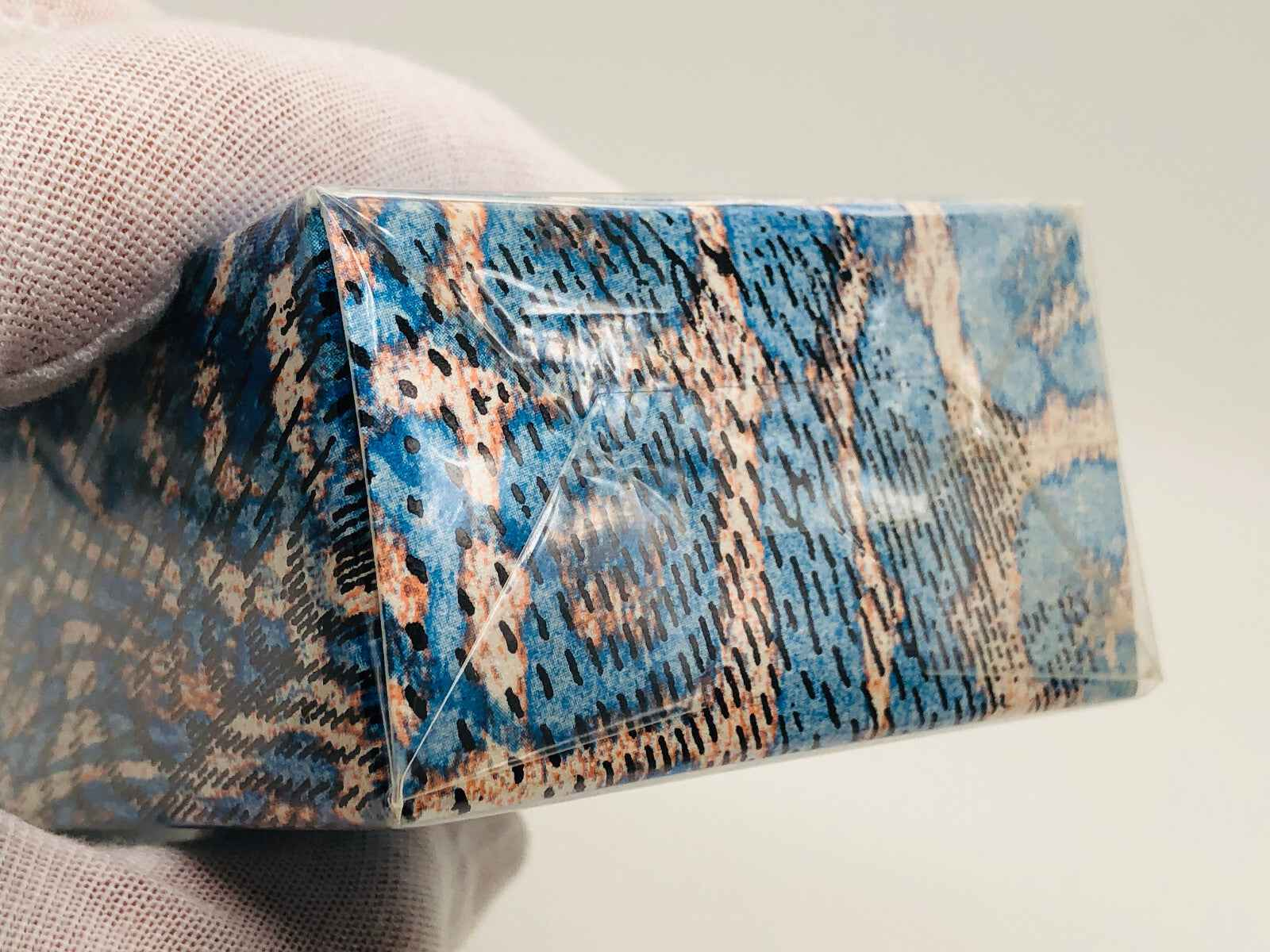 Scatola blu con motivo rettile di Roberto Cavalli Man per un elegante packaging maschile