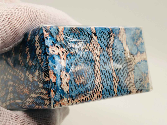 Scatola blu con motivo rettile di Roberto Cavalli Man per un elegante packaging maschile