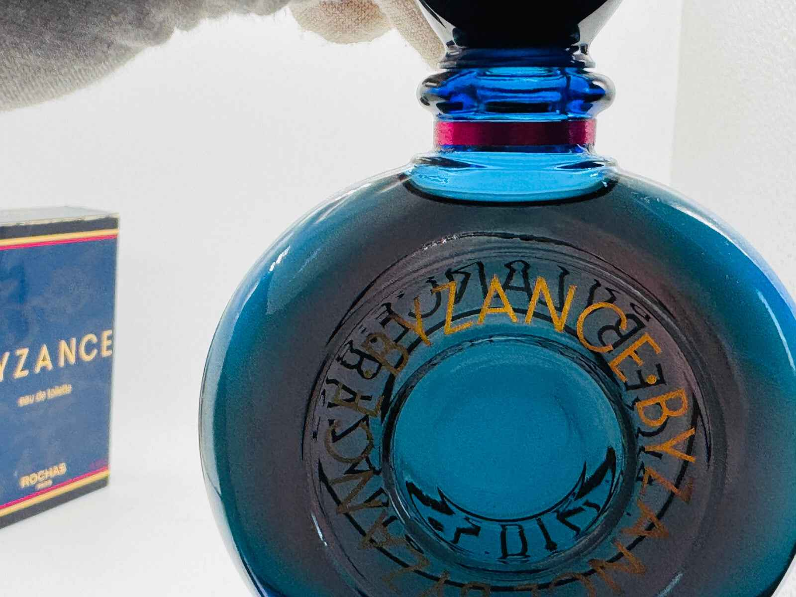 Flacone di profumo Rochas Byzance Vintage in vetro blu con dettagli dorati e scatola elegante