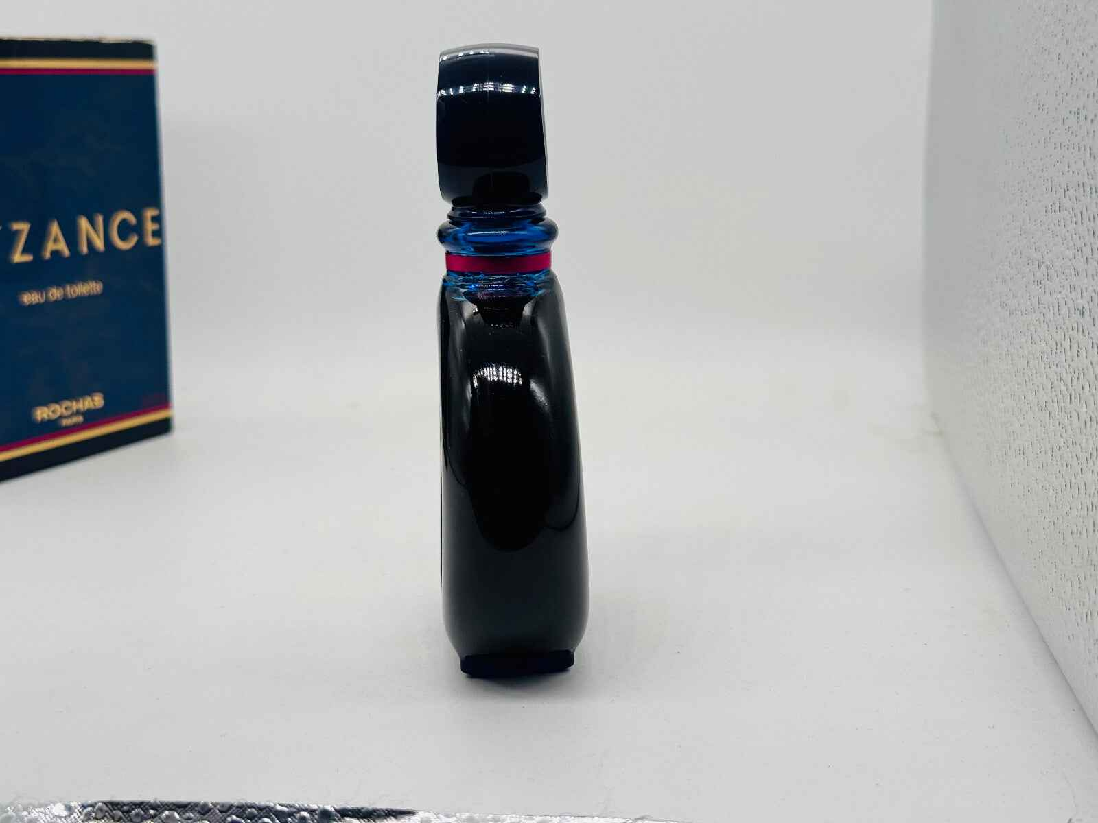 Flacone di profumo Rochas Byzance Vintage con design elegante e tappo distintivo