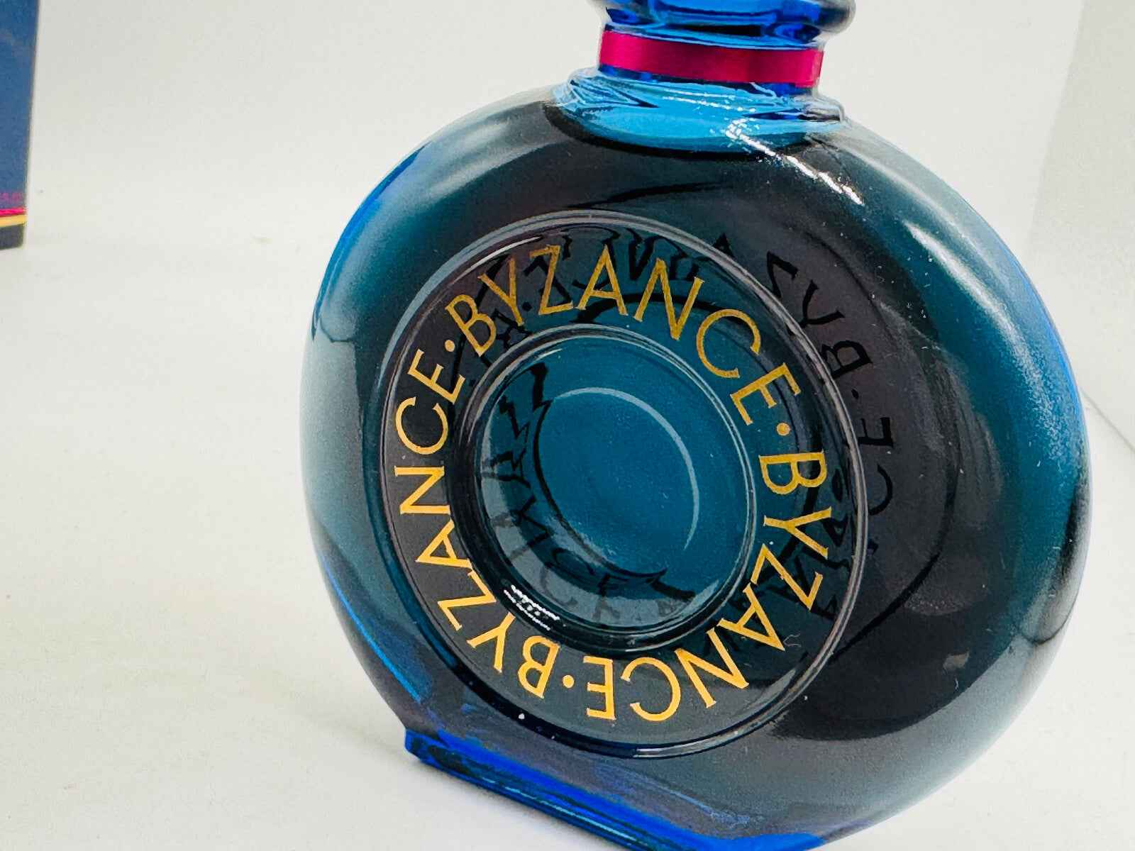 Bottiglia di profumo Rochas Byzance Vintage con design elegante e blu intenso