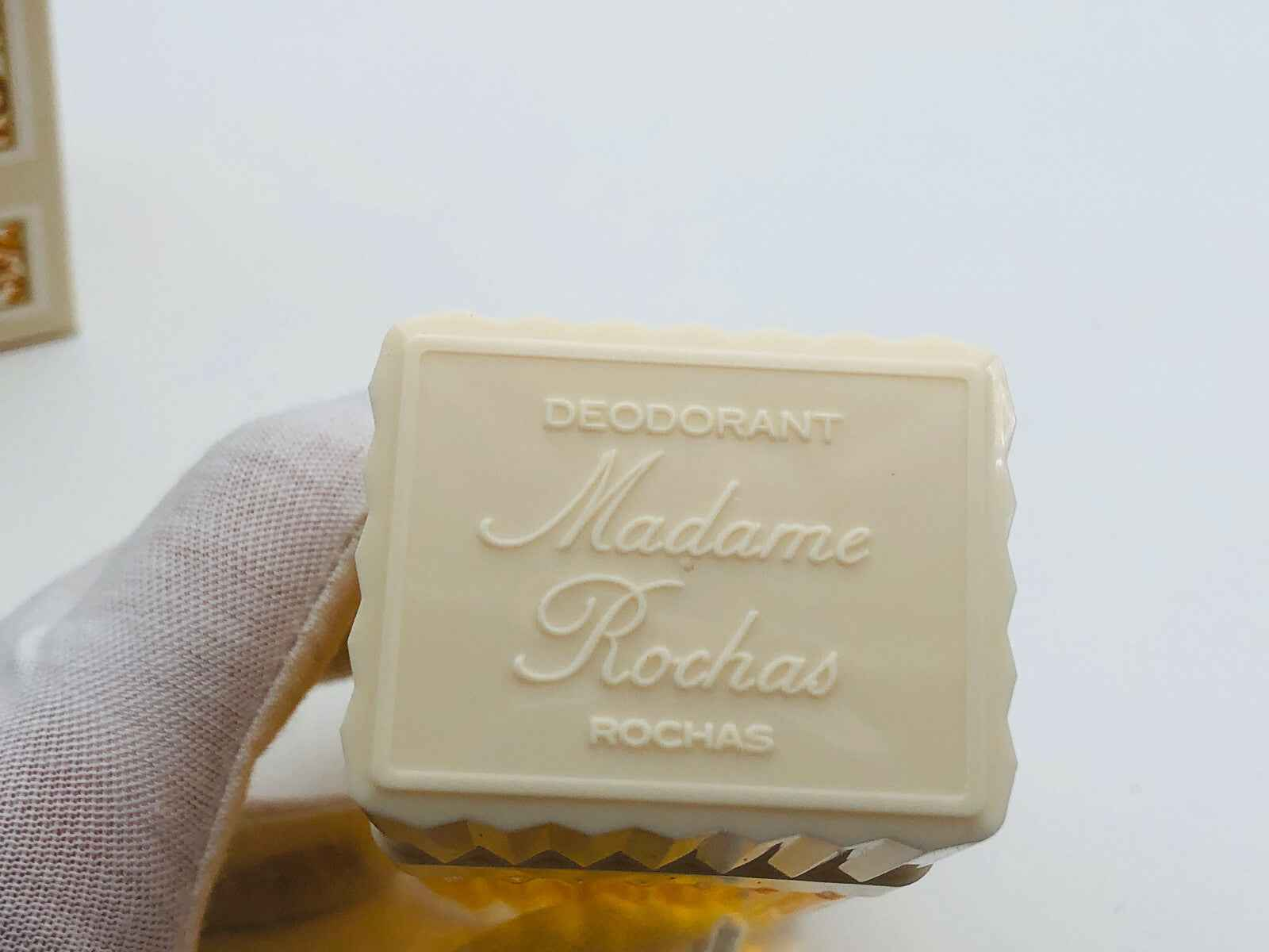 Deodorante Rochas Madame Vintage in una elegante confezione beige con iscrizioni in rilievo