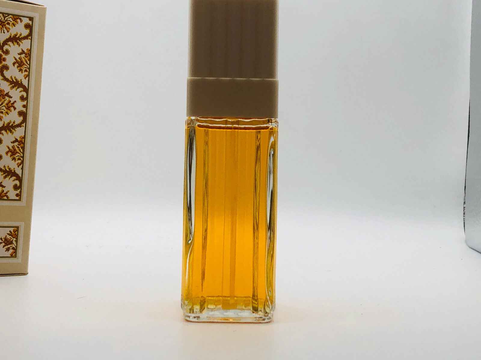 Flacone di Rochas Madame Vintage con profumo dorato, elegante e raffinato per un tocco classico