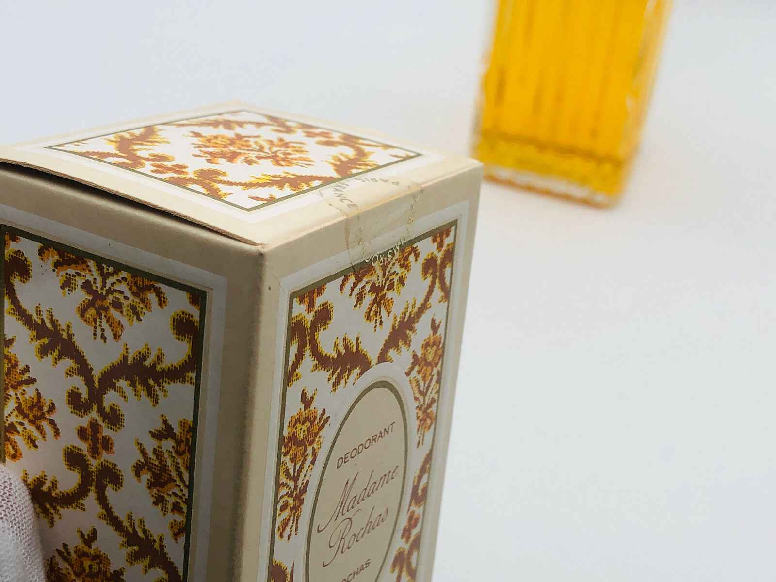 Deodorante Rochas Madame Vintage con design elegante in packaging classico per una fragranza sofisticata