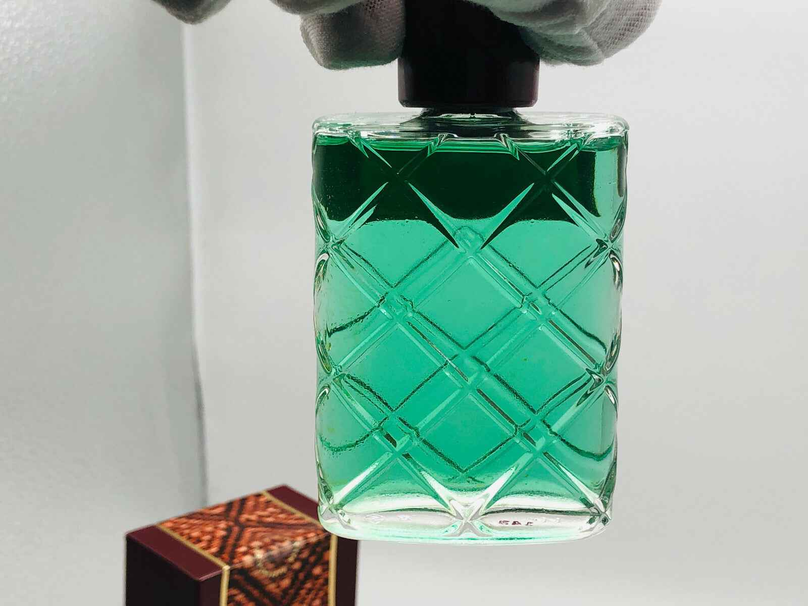 Profumo Rochas Monsieur Vintage in bottiglia verde trasparente con design elegante e rifinito