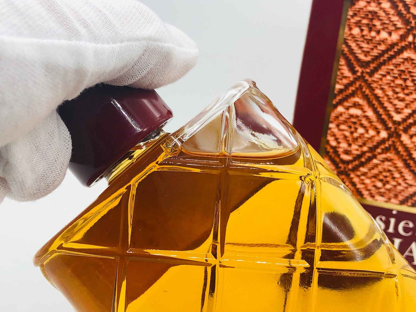 Rochas Monsieur Vintage profumo in bottiglia caratteristica con tappo marrone e design elegante