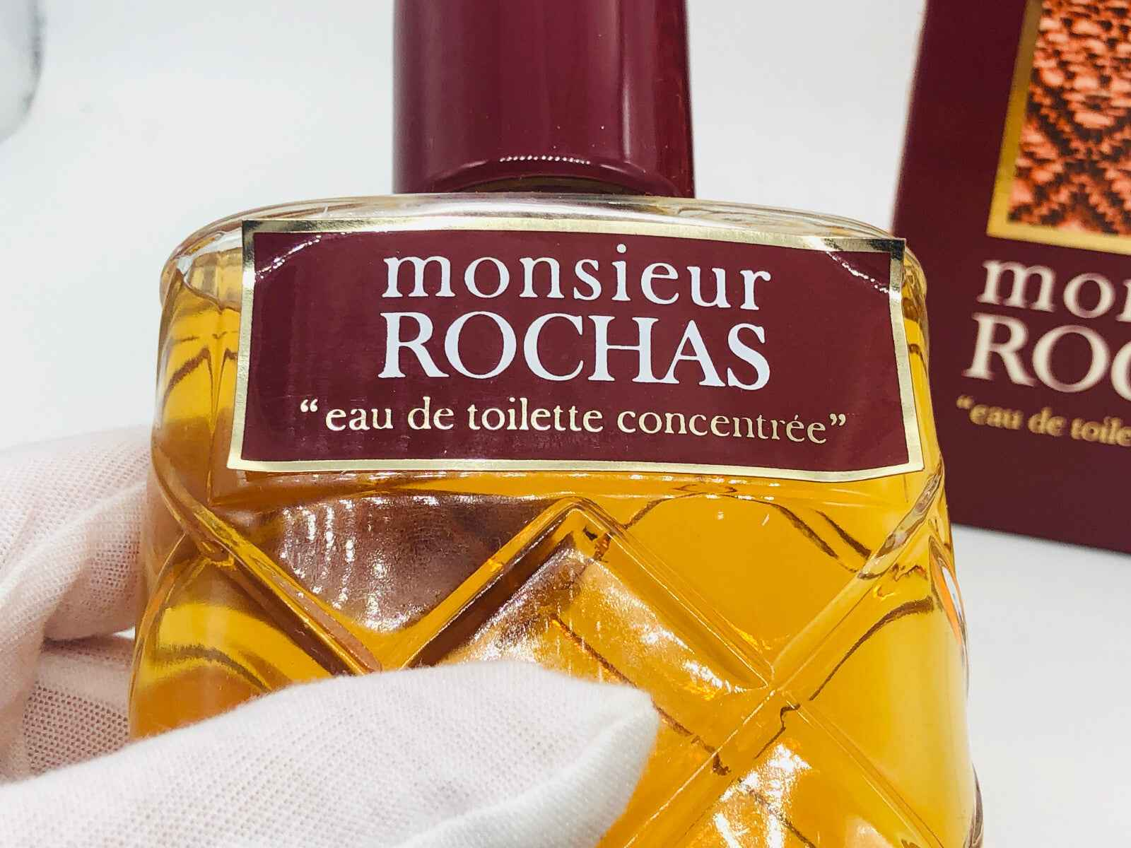 Flacone di profumo Rochas Monsieur Vintage con etichetta 'eau de toilette concentrée' in primo piano