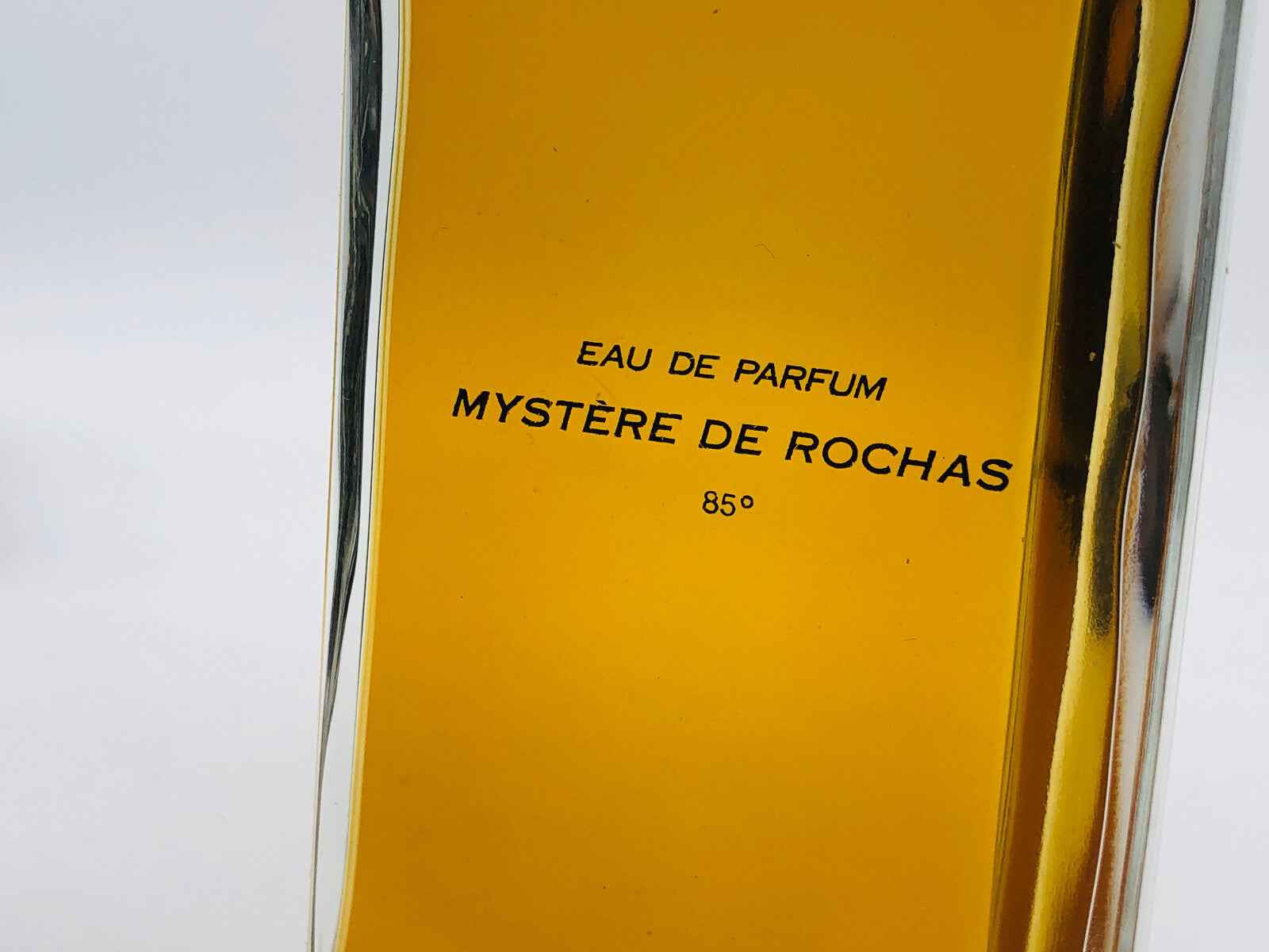 Flacone di Rochas Mystere Vintage Eau de Parfum con un elegante design e una fragranza sofisticata