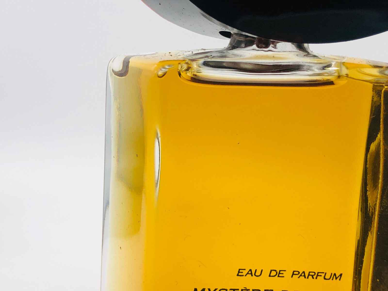 Flacone di Rochas Mystere Vintage Eau de Parfum con etichetta elegante e colore dorato