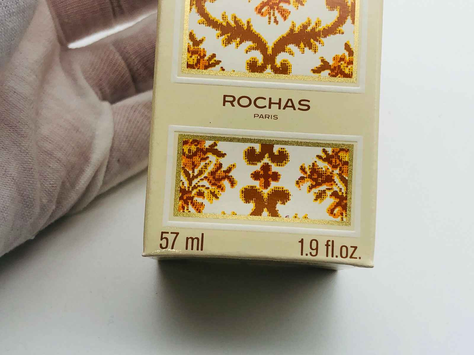 Confezione del profumo Vintage Rochas Madame da 57 ml con design elaborato e colori caldi