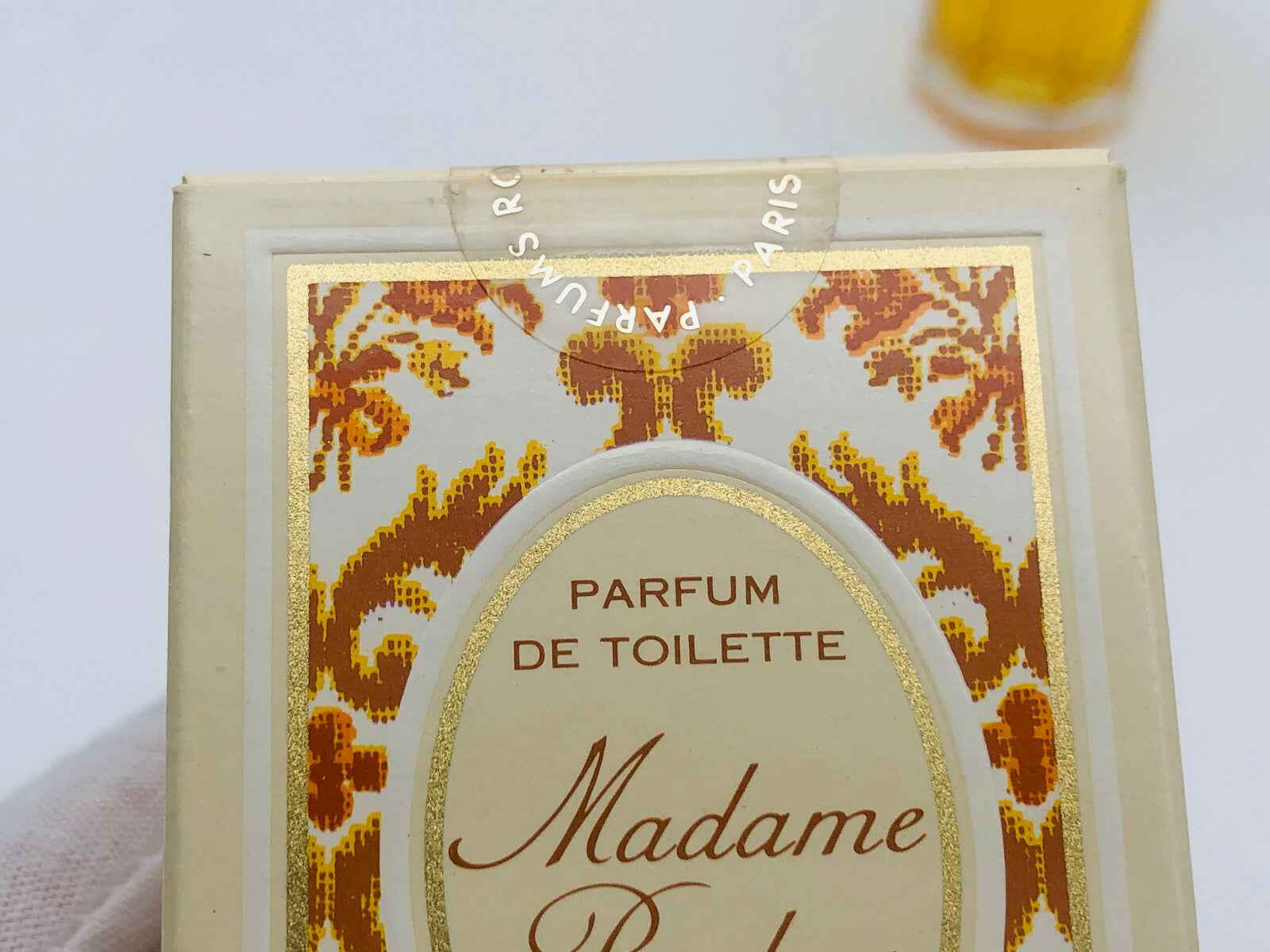 Scatola del profumo Vintage Rochas Madame con dettagli dorati e design elegante