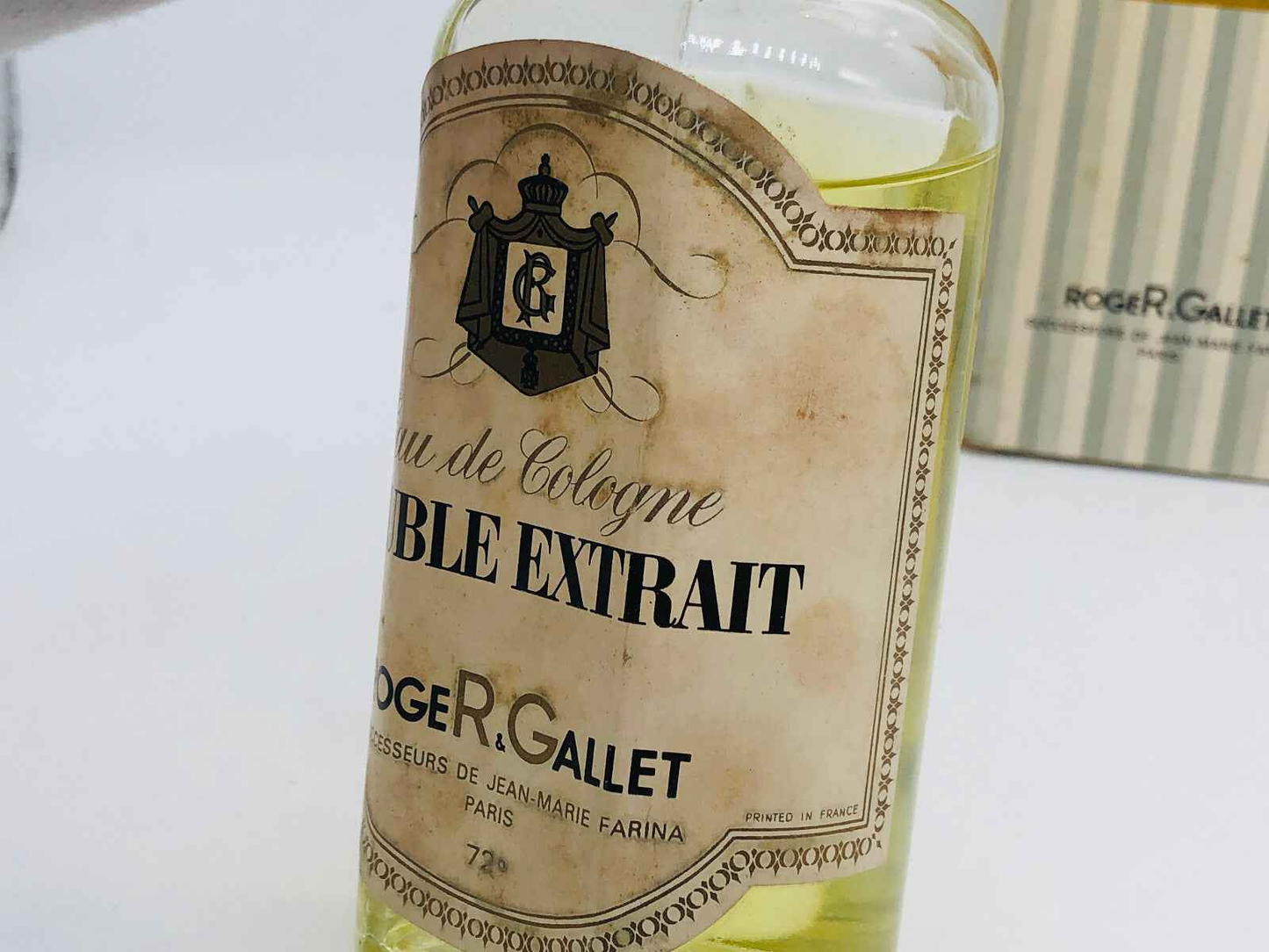 Flacone di Profumo Roger & Gallet Vintage Eau de Cologne con etichetta classica e design elegante