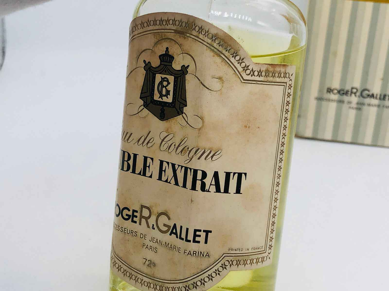 Flacone di Profumo Roger & Gallet Vintage Eau de Cologne con etichetta classica e design elegante