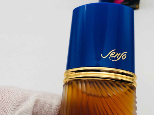 Flacone di profumo Senso Ungaro Vintage con tappo blu e dettagli dorati per un tocco di eleganza