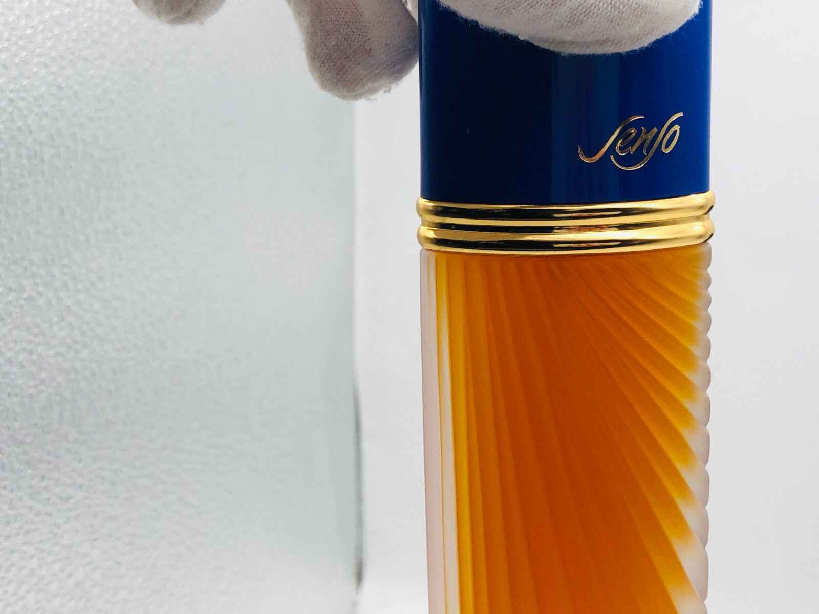 Flacone di profumo Senso Ungaro Vintage con tonalità dorate e dettagli dorati