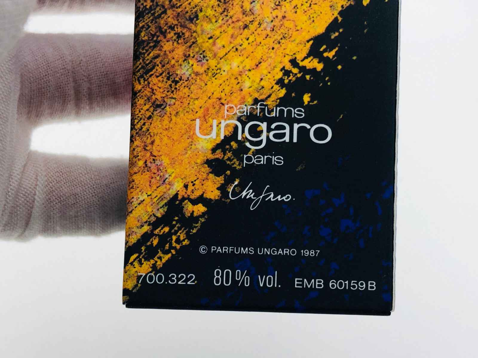 Scatola di profumo Senso Ungaro Vintage con design artistico colorato del marchio Emanuel Ungaro