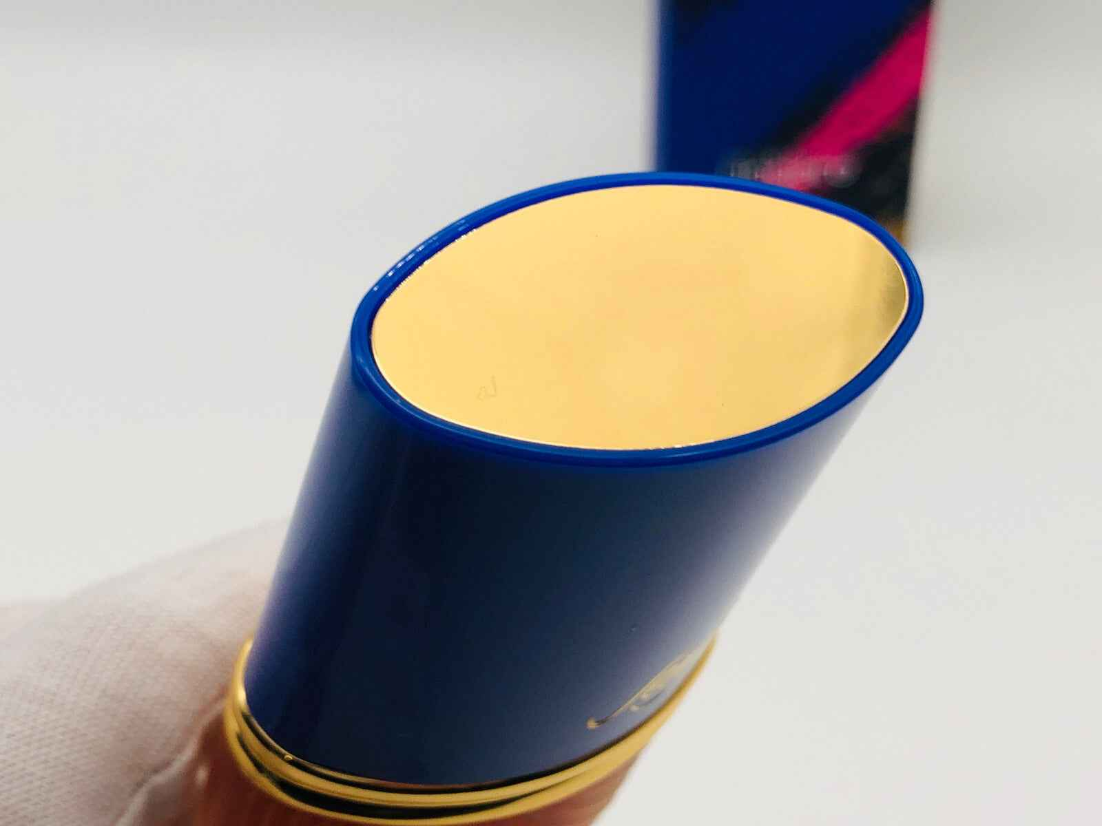 Flacone di profumo Senso Ungaro Vintage con design elegante e tappo dorato, ideale per una fragranza distintiva