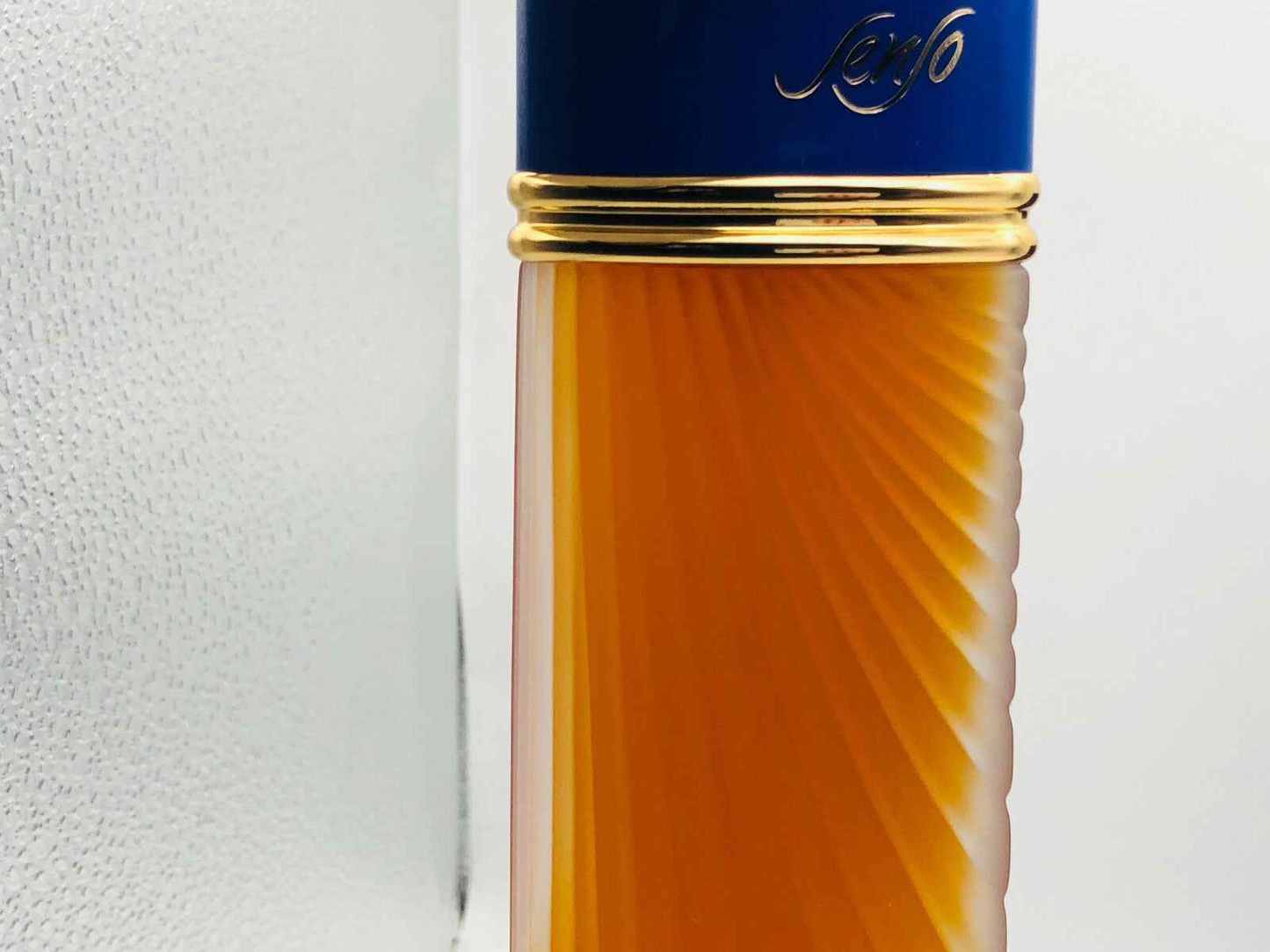 Flacone di Profumo Senso Ungaro con design elegante e dettagli dorati
