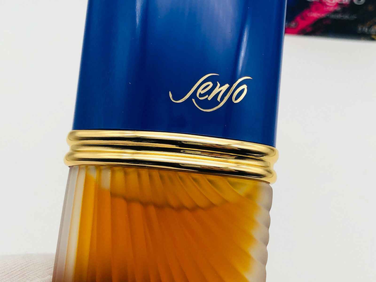 Flacone di profumo Senso Ungaro con design elegante e tonalità blu e dorata per un tocco di lusso