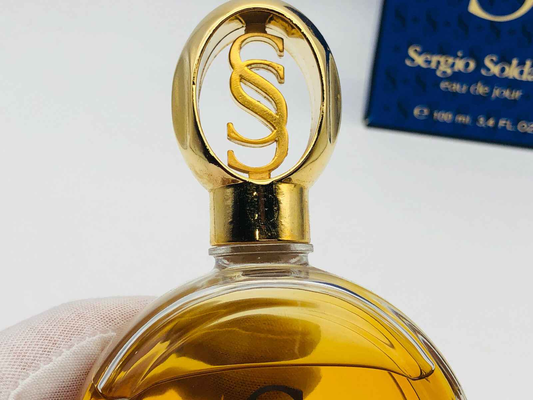 Flacone di profumo Soldano Vintage con tappo dorato e design elegante