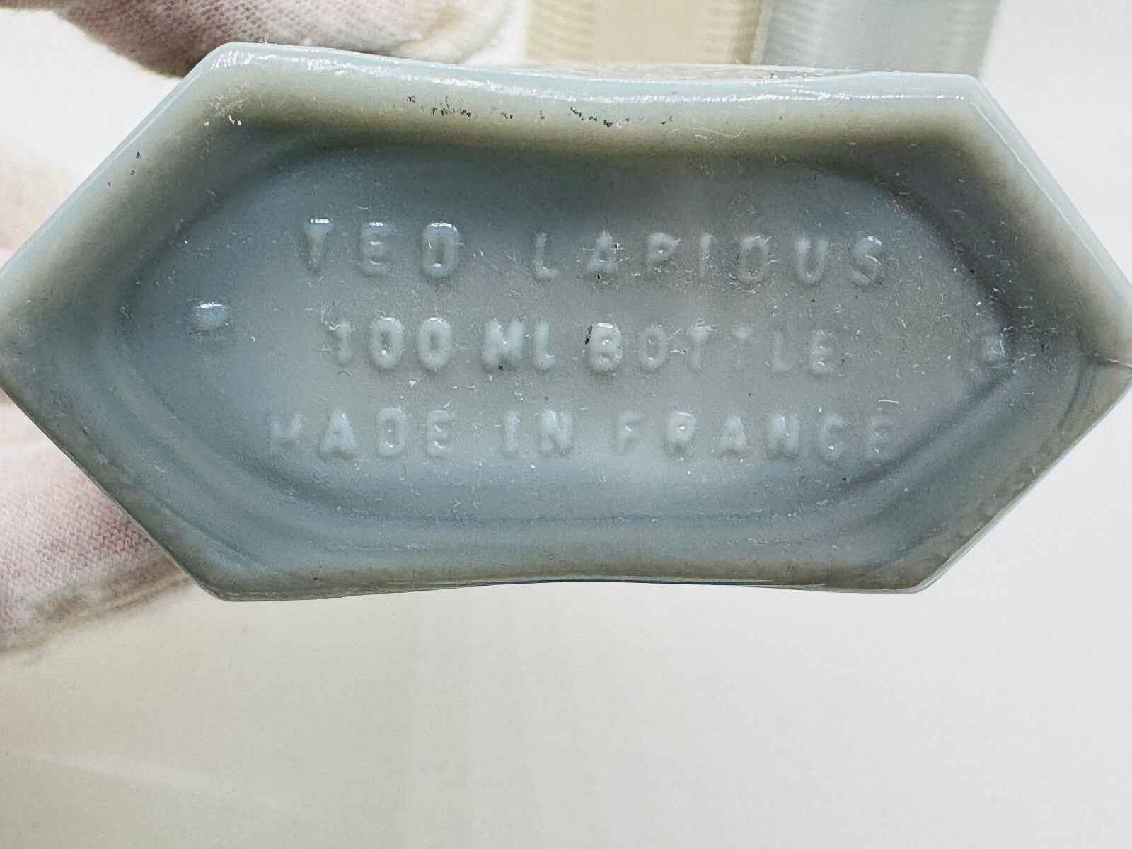 Base della bottiglia di profumo Ted Lapidus Pour Homme in vetro con incisione e origine francese