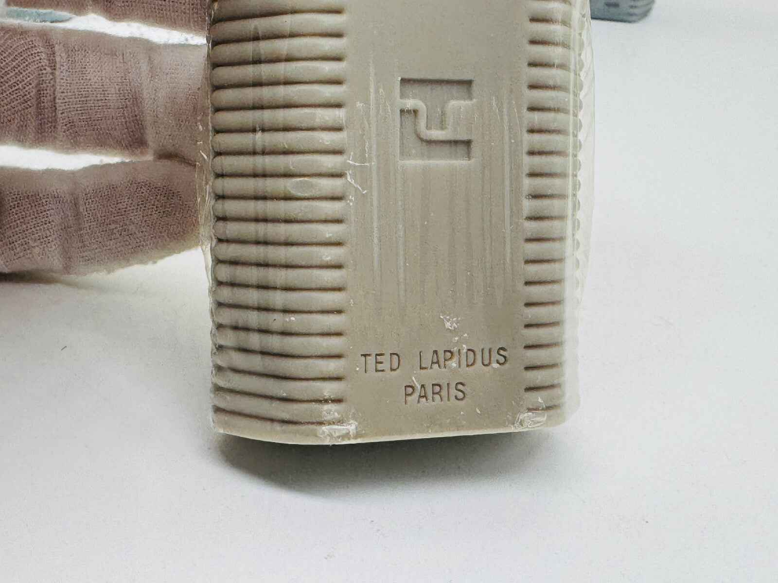 Flacone di profumo Ted Lapidus Pour Homme con design elegante e logo inciso