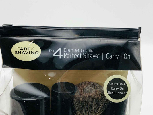 Set da viaggio The 4 Elements Art Of Shaving con pennello e prodotti per la rasatura in un'etichetta trasparente