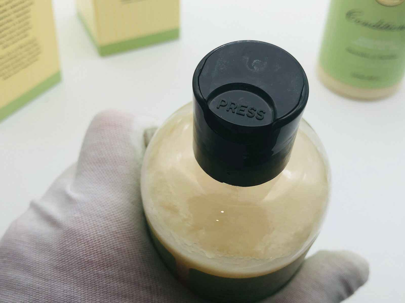 Bottiglia di Balsamo Capelli The Art Of Shaving con tappo nero e istruzioni per l'uso