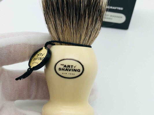 Pennello Tasso Silvertip di The Art Of Shaving con manico in plastica elegante e morbidi peli naturali