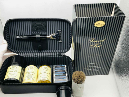 Travel Kit The Art Of Shaving con rasoio, pennello e prodotti da barba in un elegante astuccio