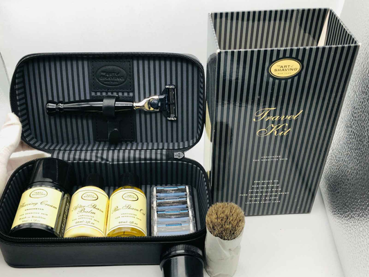 Travel Kit The Art Of Shaving con rasoio, pennello e prodotti da barba in un elegante astuccio