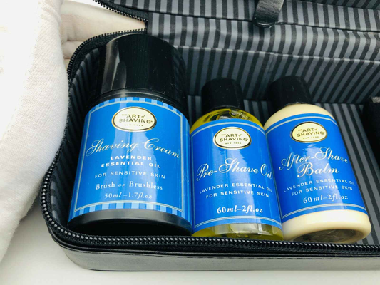 Travel Kit The Art Of Shaving con crema da barba, olio pre-rasatura e balsamo dopo-barba per pelli sensibili