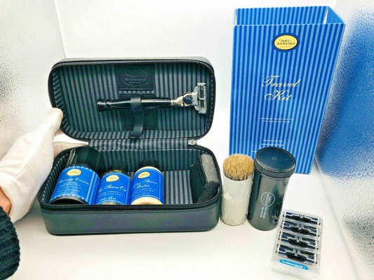Kit da viaggio The Art Of Shaving in una custodia elegante con rasoio e prodotti per la rasatura