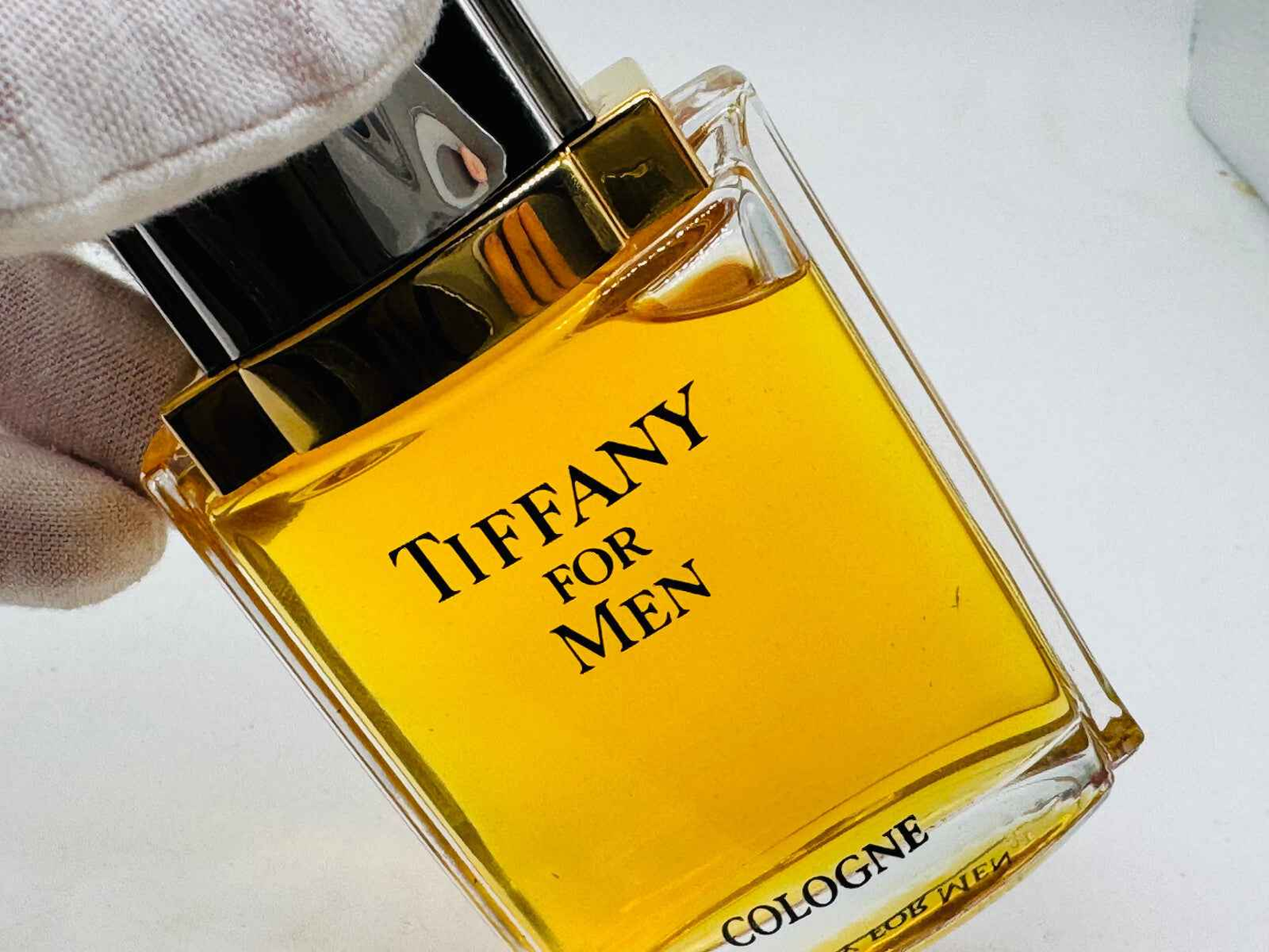 Bottiglia di profumo Tiffany For Men Vintage con etichetta nera e liquido dorato