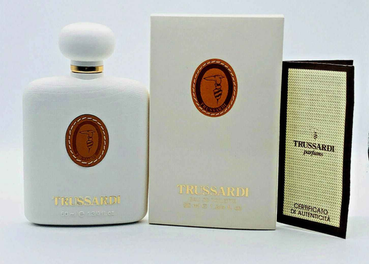 Profumo Trussardi Donna Vintage con flacone bianco e confezione elegante per una fragranza raffinata