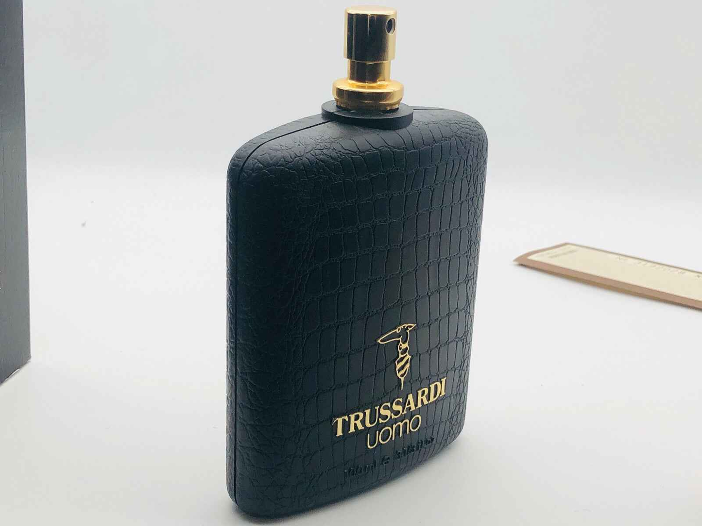 Flacone di profumo Trussardi Uomo Vintage con design in pelle nera e dettagli dorati
