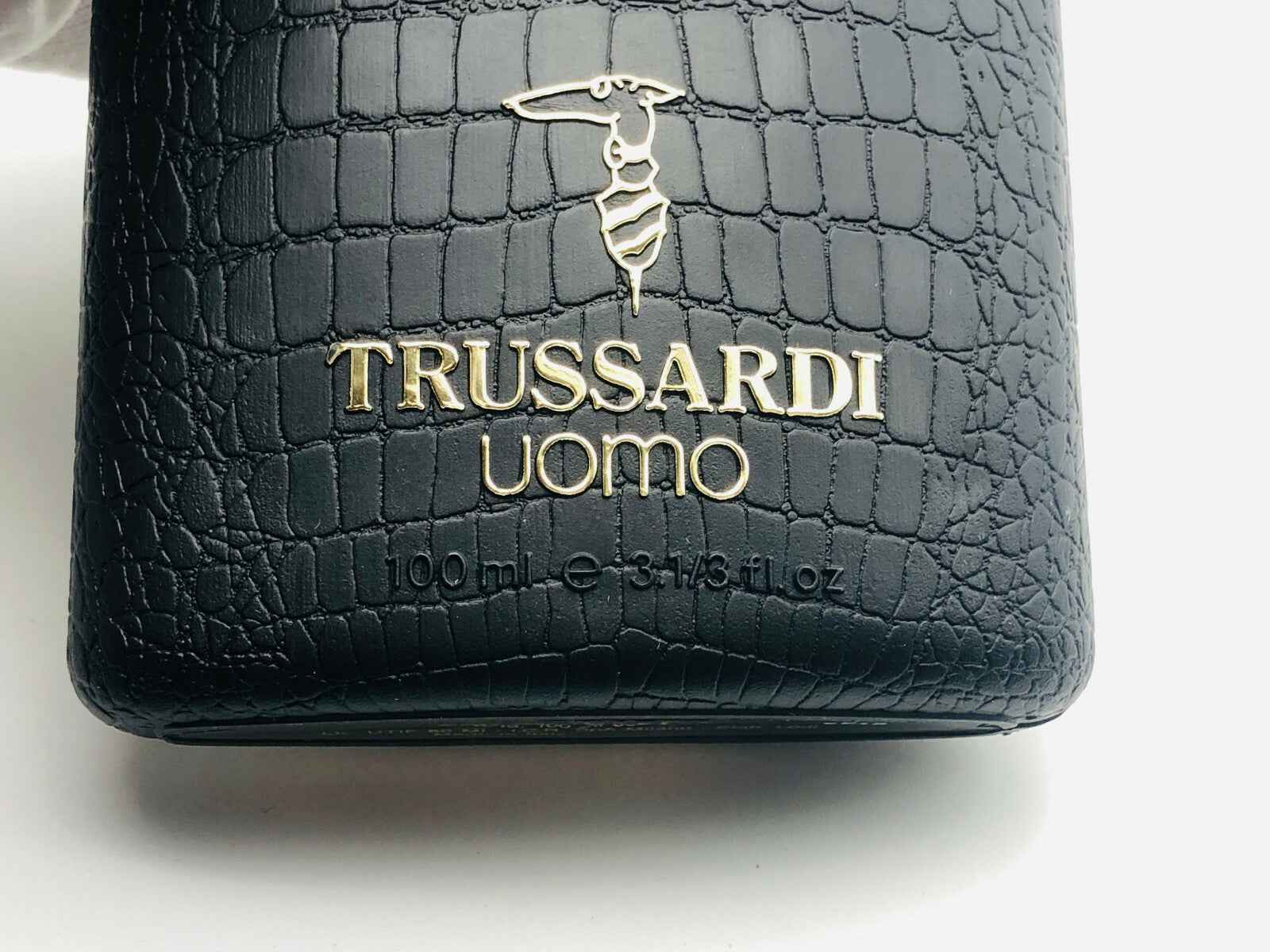 Flacone di profumo Trussardi Uomo Vintage da 100 ml con finitura elegante in pelle nera