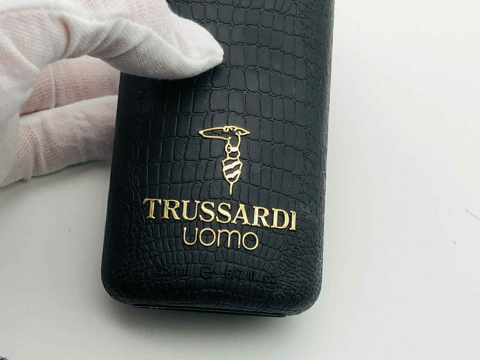Packaging del Profumo Trussardi Uomo Vintage con logo dorato su fondo nero in stile elegante