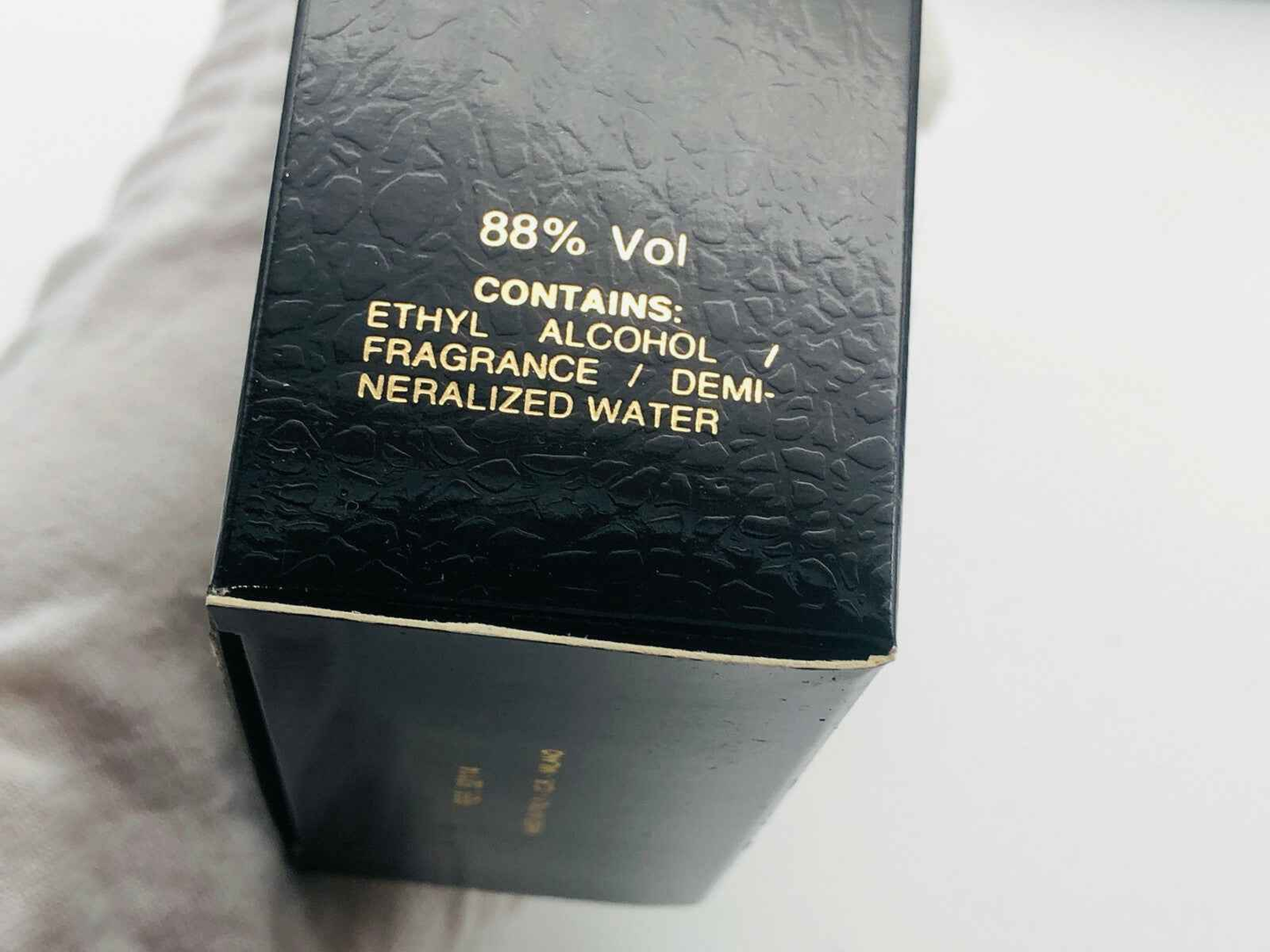 Scatola del profumo Trussardi Uomo Vintage con ingredienti e dettagli sulla composizione