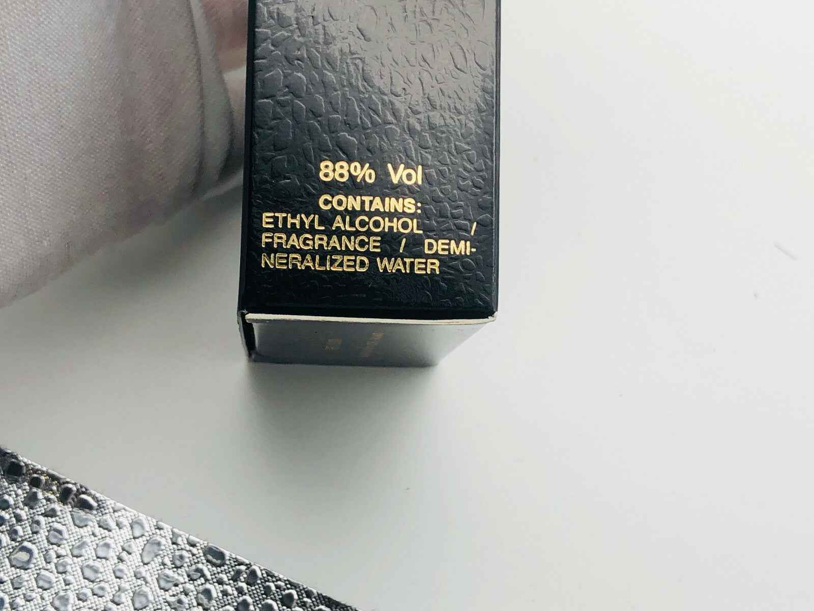 Scatola del Profumo Trussardi Uomo Vintage con dettagli sugli ingredienti e percentuale di alcol