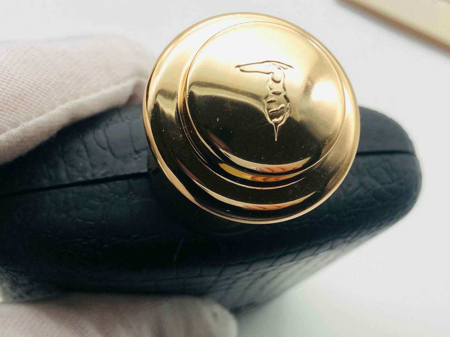 Rifinitura dorata del tappo del profumo Trussardi Uomo Vintage in un flacone elegante