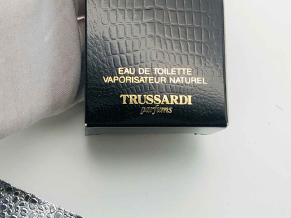 Confezione del profumo Trussardi Uomo Vintage con dettagli in rilievo e scritta dorata