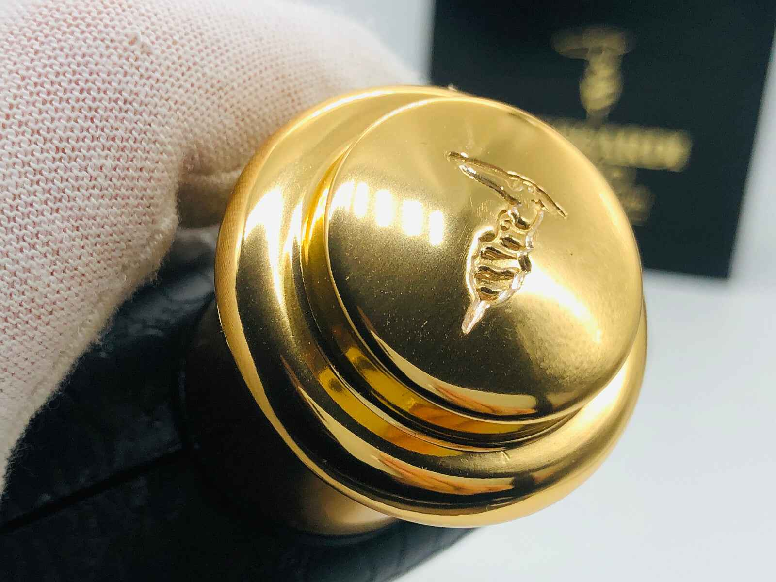 Tappo dorato del profumo Trussardi Uomo Vintage con design elegante e logo distintivo