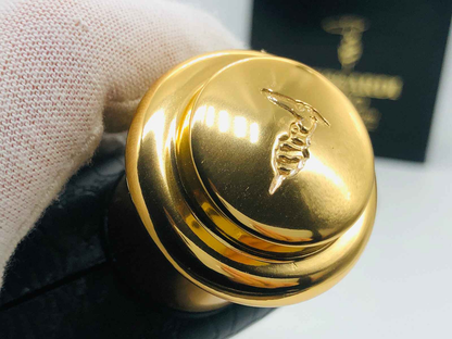 Tappo dorato del profumo Trussardi Uomo Vintage con design elegante e logo distintivo